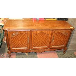 QUEEN ANNE STYLE SIDEBOARD, 54 X 17 X 28