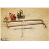 Image 1 : BOTTLE JACKS AND TIRE IRON, 2 LOAD LEVEL BARS