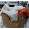 Image 1 : PALLET OF INSULATED TARPS INCLUDES 2 BAR STOOLS
