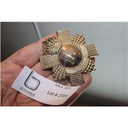 UNKNOWN CANADIAN CAP BADGE