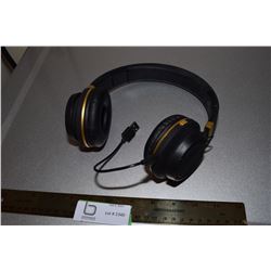 HEADPHONES WITH USB PORT