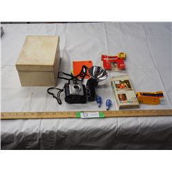 BROWNIE STARLET VINTAGE CAMERA WITH FLASHBULB