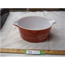 PYREX CASSEROLE DISH (M LID)