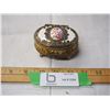 Image 1 : VINTAGE JEWELRY BOX (LID DOESN'T STAY ON)