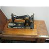Image 2 : VINTAGE SINGER SEWING MACHINE WITH TABLE