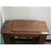 Image 4 : VINTAGE SINGER SEWING MACHINE WITH TABLE