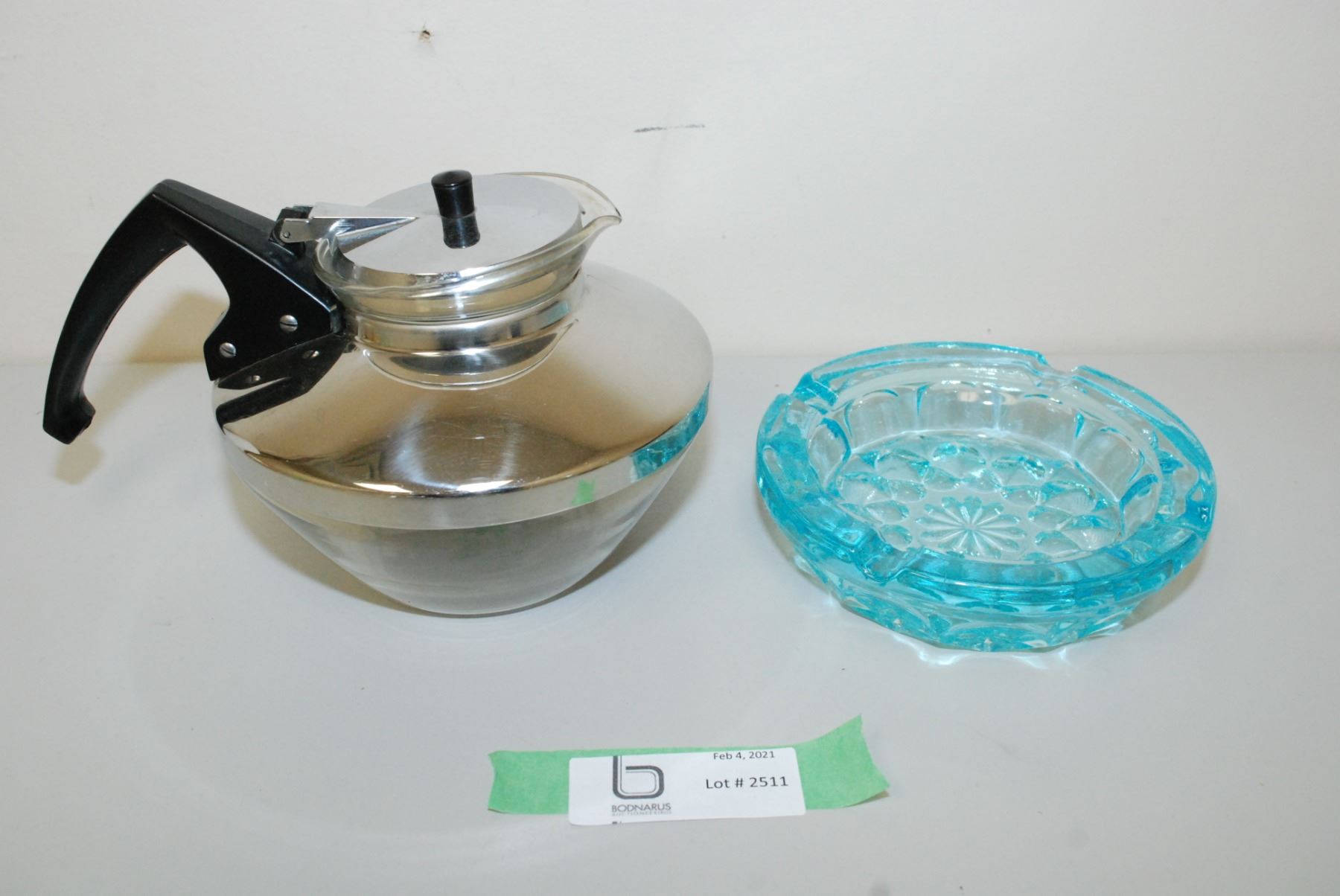 PYREX DECO COFFEE POT & ART GLASS ASHTRAY - Bodnarus Auctioneering