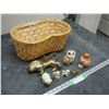 Image 1 : BRASS LION ORNAMENT PLUS OTHER SMALL ORNAMENTS WITH WICKER BASKETS