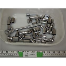 RATCHET & SOCKETS IN PLASTIC CONTAINER