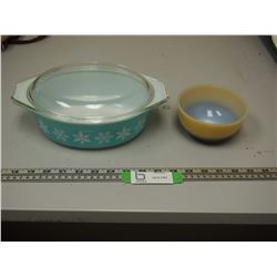 VINTAGE SNOWFLAKE DESIGN PYREX ROASTER (2 CHIPS ON BOTTOM)