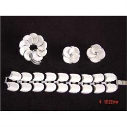 Lisner White Thermoset Parure Bracelet Brooch #1433550