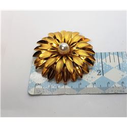 20)  VINTAGE GOLD TONE CHRYSANTHUMUM