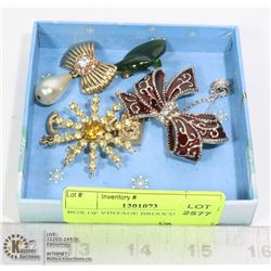 BOX OF VINTAGE BROOCHES