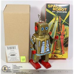 TIN WIND UP SPACE ROBOT WITH BOX
