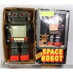 VINTAGE SPACE ROBOT TOY IN BOX