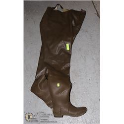 UNCLAIMED VINTAGE SZ 10 HIP WADERS