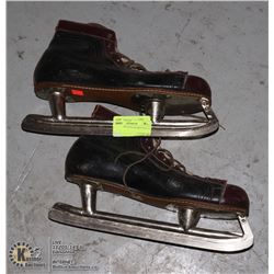UNCLAIMED VINTAGE MENS SKATES