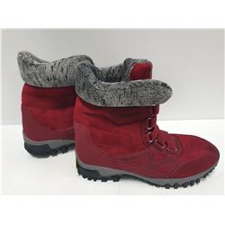 WOMENS RED FASHION BOOTS, SIZE 8.