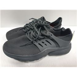 WOMENS SIZE 39 RUNNING SHOES.