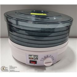 SALTON VITAPRO DEHYDRATOR MACHINE, COMES WITH 5