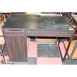 WOOD TONE AND METAL DESK, 41 X 20 X 30