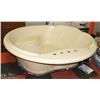 Image 1 : USED JACUZZI TUB AS IS. 78" WIDE AND 26" HIGH.