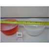 Image 2 : ANCHOR HOCKING FIRE KING SMALL MIXING BOWLS - 1 ORANGE - 1 WHITE
