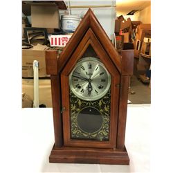 Mantel clock veritas c/w key + pendulum