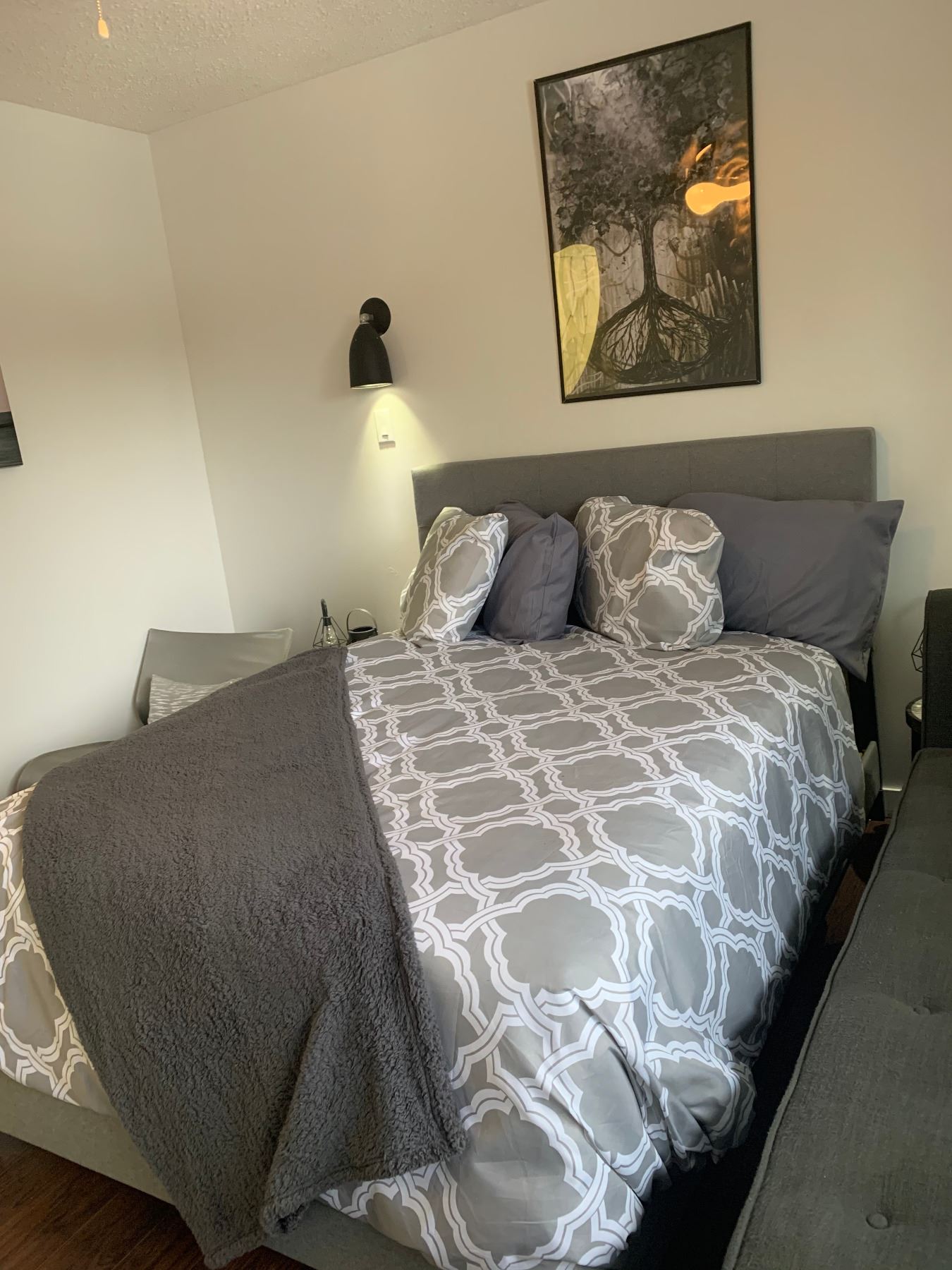 Double Bed w Headboard Boxspring & Mattress