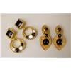 Image 2 : A LARGE GROUP OF COSTUME JEWELRY