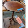 Image 1 : Pedal edge pedestal side table reproduction