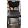 Image 1 : Approx 6 plastic and aluminum chairs