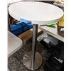 Image 2 : Quartz top bar height table