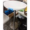Image 2 : Quartz top bar height table
