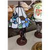 Image 2 : 3 Tiffany style table lamps and 2 other lamps