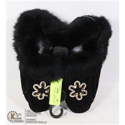 PAIR OF LADIES MOCCASINS SIZE 6