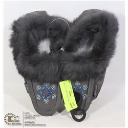 PAIR OF LADIES MOCCASINS SIZE 6