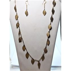 14)  VINTAGE 28" GOLD TONE NECKLACE WITH
