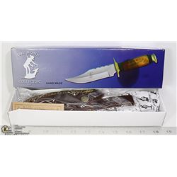 THE BONE COLLECTOR HUNTING KNIFE WITH LEATHER
