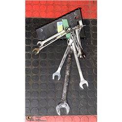 METRIC AND OPEN END WRENCHES WITH PLASTIC WRENCH