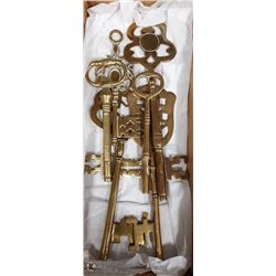 BOX WITH COLLECTION OF 7 SOLID BRASS