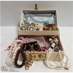 VINTAGE JEWELLERY BOX COLLECTION OF JEWELLERY