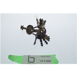 ANTIQUE KEY LOT