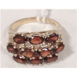 10 KT GOLD RING WITH GARNETS