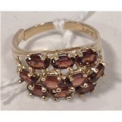 10 KT GOLD RING WITH GARNETS