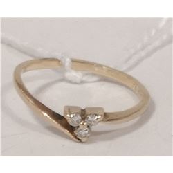 10K GOLD RING W DIAMONDS SIZE 6