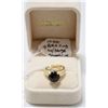 Image 1 : 10K GOLD RING W LARGE CUT ONYX CENTRE STINE SZ 5