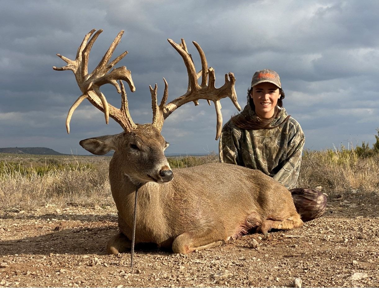 Trophy Whitetail Hunt for 2 hunters KickBACK Ranch