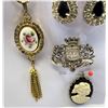 Image 2 : Nice Lot Of Vintage Costume Jewelry