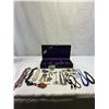 Image 2 : Very Nice Vintage Jewelry Box Filled With Vintage Jewelry